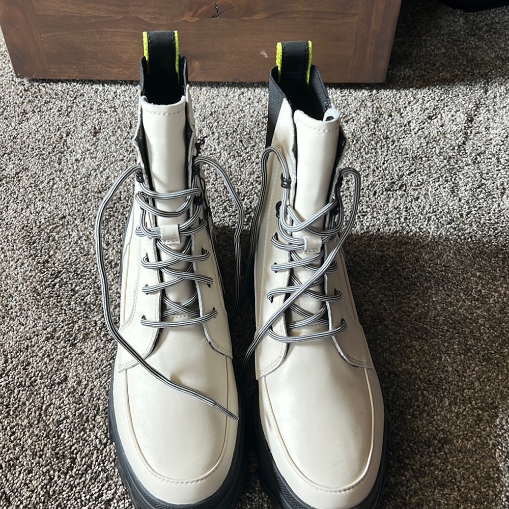 Brand new with tags and box Sorel